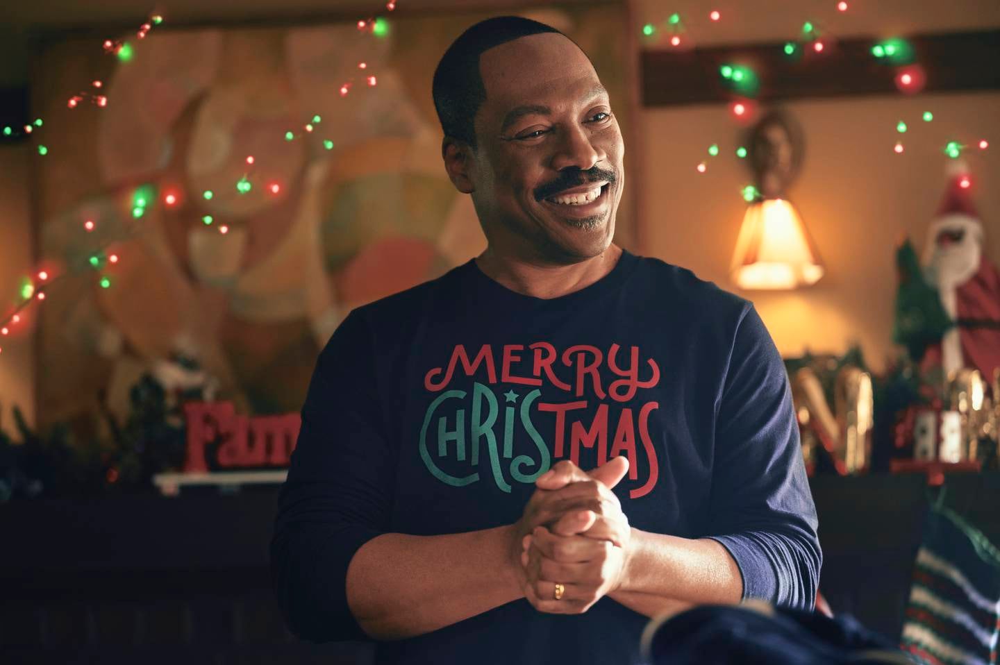 Eddie Murphy spiller Chris i «Candy Cane Lane», den nye julefilmen fra Amazon Prime Video, der han og familien har havnet i et jule-inferno de har skylda for selv.