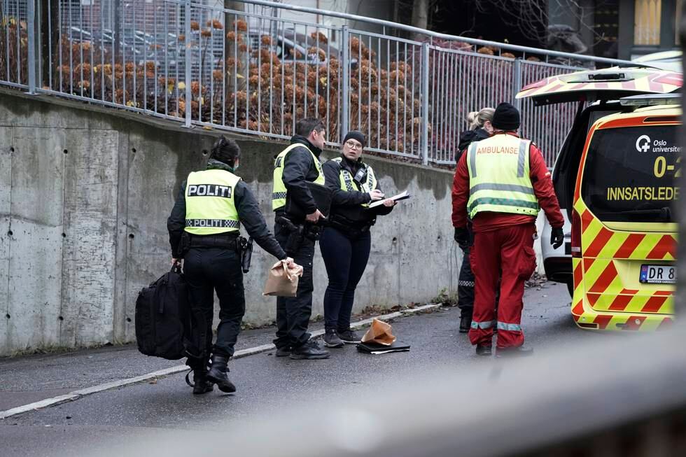En gutt i tenårene ble knivstukket i et slagsmål i Kabelgata utenfor Kuben videregående skole på Økern i Oslo. Gutten ble kjørt til sykehus mandag ettermiddag og politiet har kontroll på fem personer.