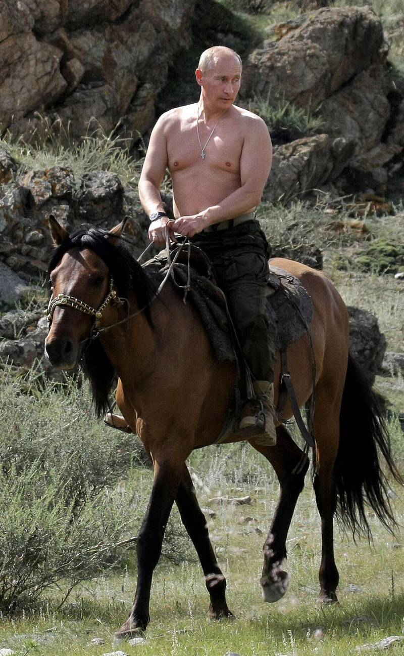 Alfahann: Vladimir Putin poserer gjerne til hest, og gjerne i bar overkropp. Her begge deler på en gang, under en ferie i 2009. FOTO: Alexsey Druginyn/AFP/ntb Scanpix