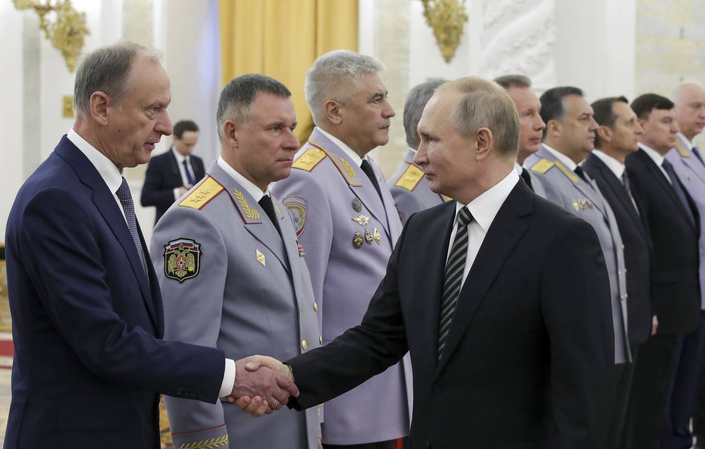 En rekke navn nevnes som mulige etterfølgere av Vladimir Putin. En av dem er Nikolaj Patrusjev, leder av det russiske sikkerhetsrådet. Her hilser han på Putin under et møte i Moskva i 2019.
