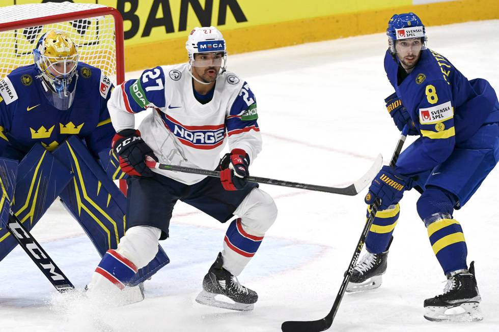 Andreas Martinsen (i midten) og de norske hockeygutta fikk det tøft mot Sverige søndag. Foro Jussi Nukari / Lehtikuva via AP / NTB