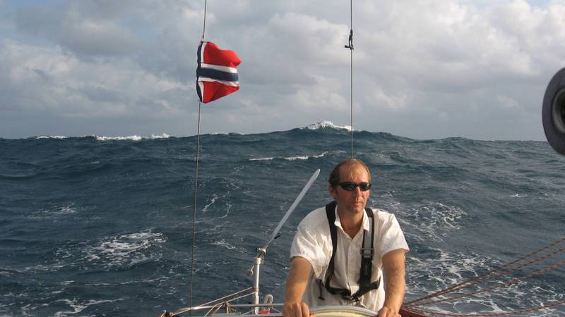 Seiler verden rundt: Henrik Nor-Hansen til rors.  