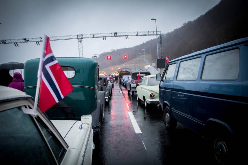 Biler fra Ryfylke Veterankjøretøyklubb kjørte gjennom Ryfylketunnelen rett etter den offisielle åpningen.