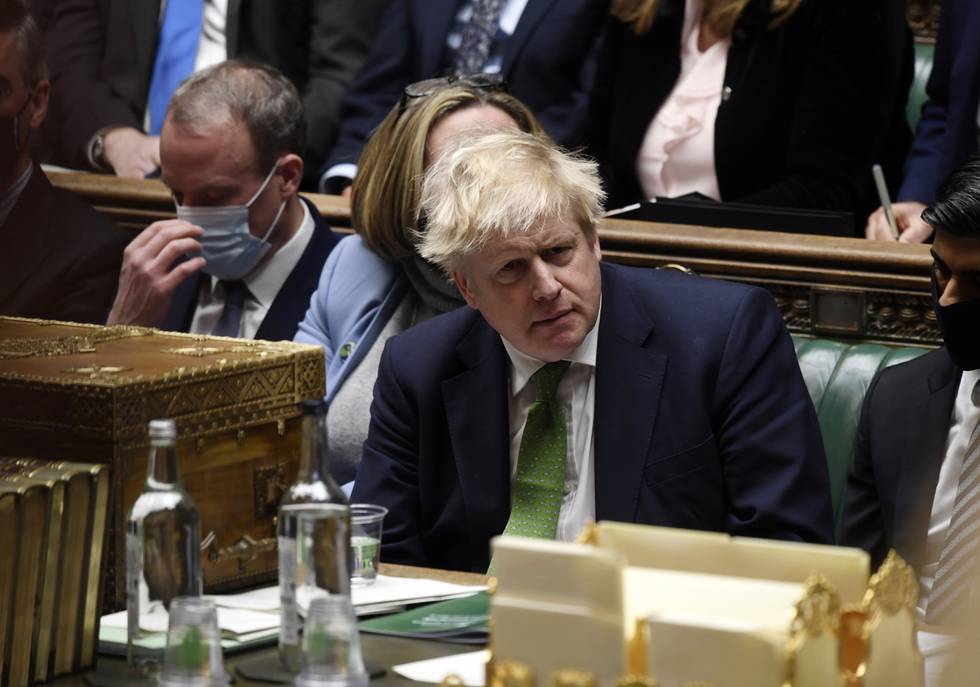 Flere av Boris Johnsons partifeller har gått ut med krav om at den britiske statsministeren må gå av. Nå anklages regjeringsmedlemmer for å bruke skitne taktikker for å hindre flere toryparlamentarikere å slutte seg til et mistillitsforslag. Foto: Jessica Taylor / AP / NTB