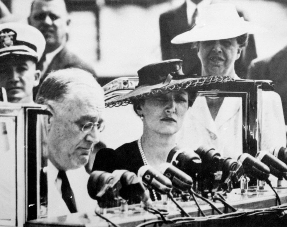 USAs president Franklin D. Roosevelt holder sin tale «Look to Norway» i 1942 med kronprinsesse Märtha som bisitter. Bak til høyre sitter presidentens kone, Eleanore Roosevelt. Foto: NTB