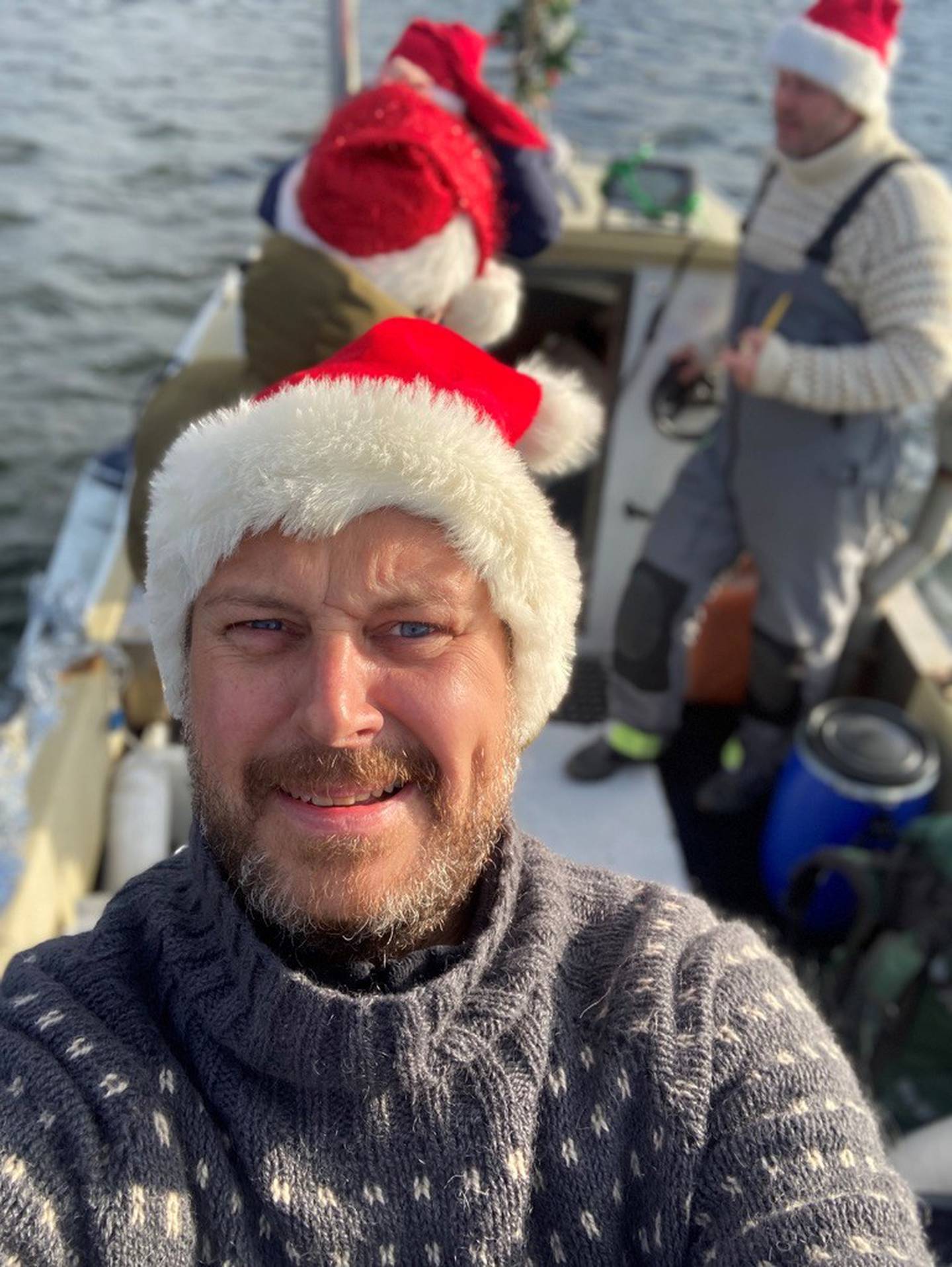 Magnus Stensvik Wilhelmsen og resten av gjengen bak «Akevitt Som Har Krysset Dritern 2 Ganger» under den obligatoriske båtfrakten av fatet med julevarianten «Jul på Driter'n».