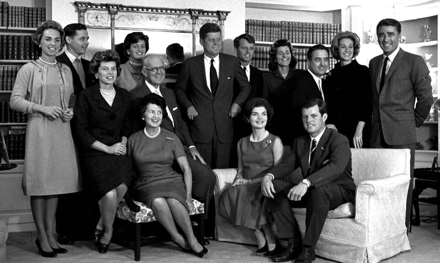 Kennedy-familien like etter John F.s valgseier i november 1960. Ethel Kennedy første til venstre bak, John F. nummer fire, Robert nummer fem. Foran fra venstre: Moren Rose, Jaqueline Kennedy, Edward Kennedy. 