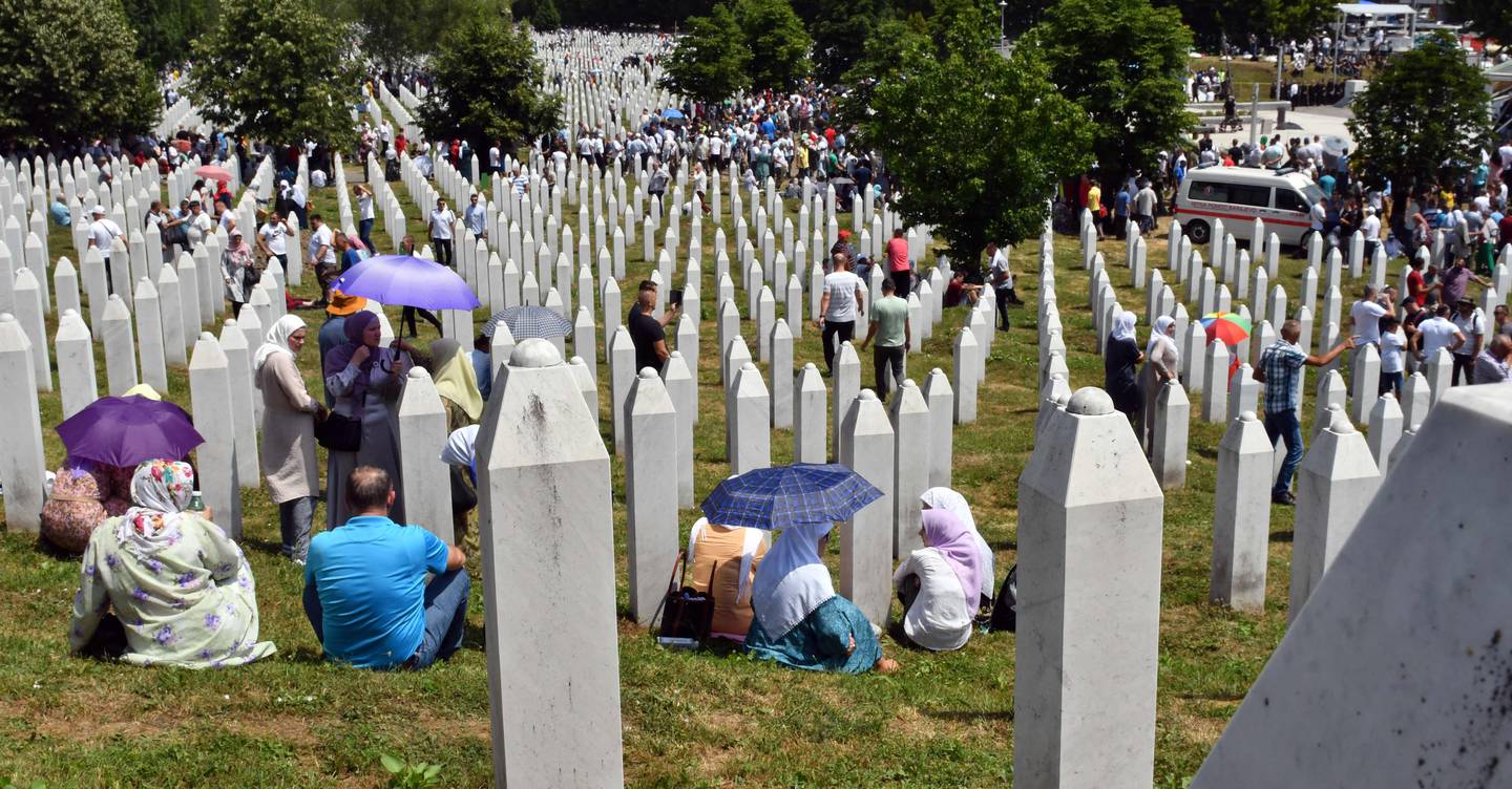 Familiemedlemmer av drepte i Srebrenica-massakren i 1995 samles årlig for å minnes.