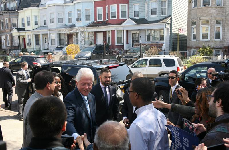 Det var en spakere versjon av tidligere president Bill Clinton som besøkte Brooklyn mandag. Den tidligere presidenten er sendt land og strand rundt for å samle støtte til kona. FOTO: HEIDI TAKSDAL SKJESETH