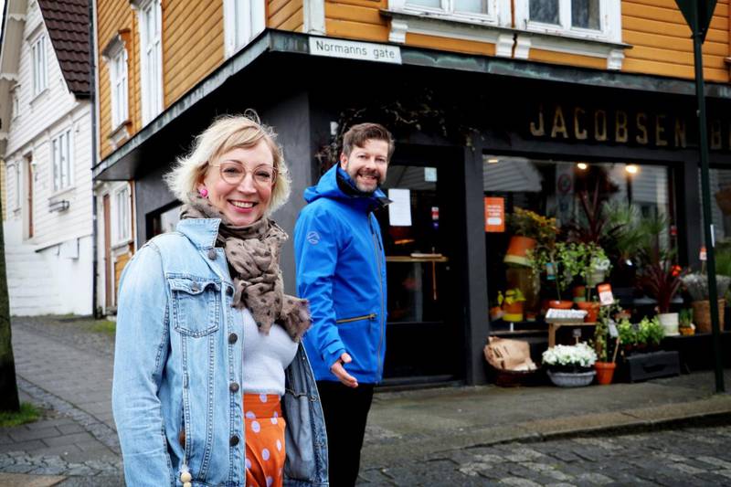 Linda Susanne Krüger (Ap) og Rune Askeland (MDG) tror at møbleringen av Pedersgata vil gjøre området enda mer attraktivt for beboerne i Stavanger.
