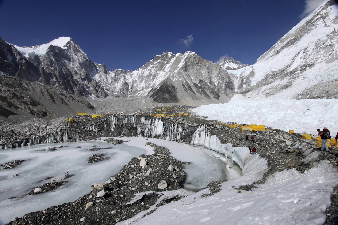 Bilde av en camp på vei til toppen av Mount Everest. Isen smelter.