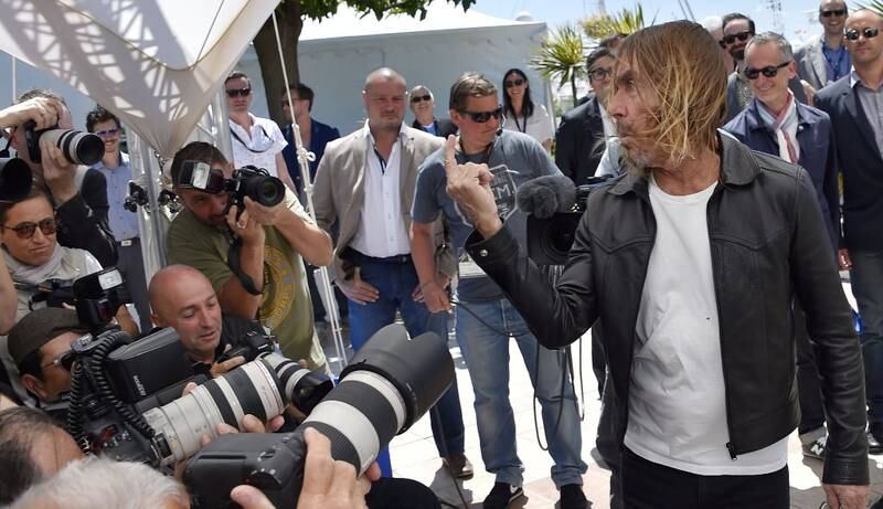 Iggy Pop gir i kjent stil fingeren til pressefotografene i Cannes.