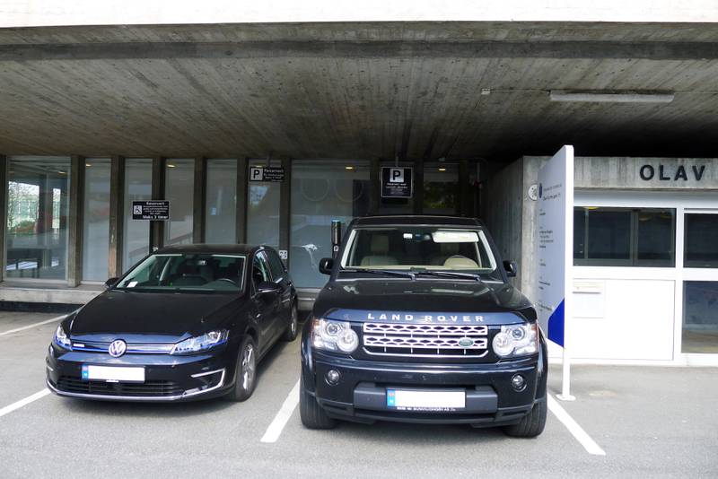 Ordfører Christine Sagen Helgø (H) har Land Roveren sin på én av to parkeringsplasser øremerket elbiler bak Rådhuset i Stavanger. Ifølge Sagen Helgø er grunnen til det at hun i utgangspunktet kjører ordførerens elbil, men at hun av og til må bruke sin private bil. Foto: Tore Bruland