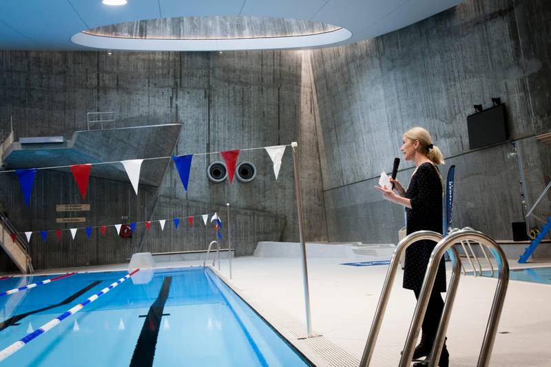 Stavanger-ordfører Christine Sagen Helgø (H) forteller skoleelevene om hvordan hallen varmes opp av kloakk.