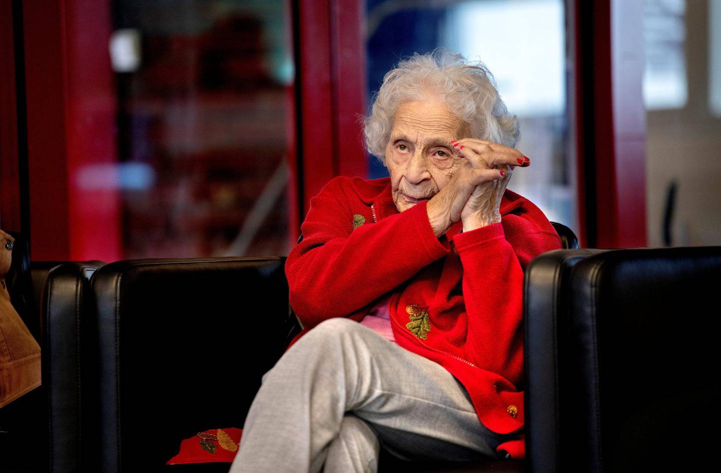 Mally Gorwitz (101) på korøvelse med kulturleder og musikkterapeut Runa Bosnes Engen.