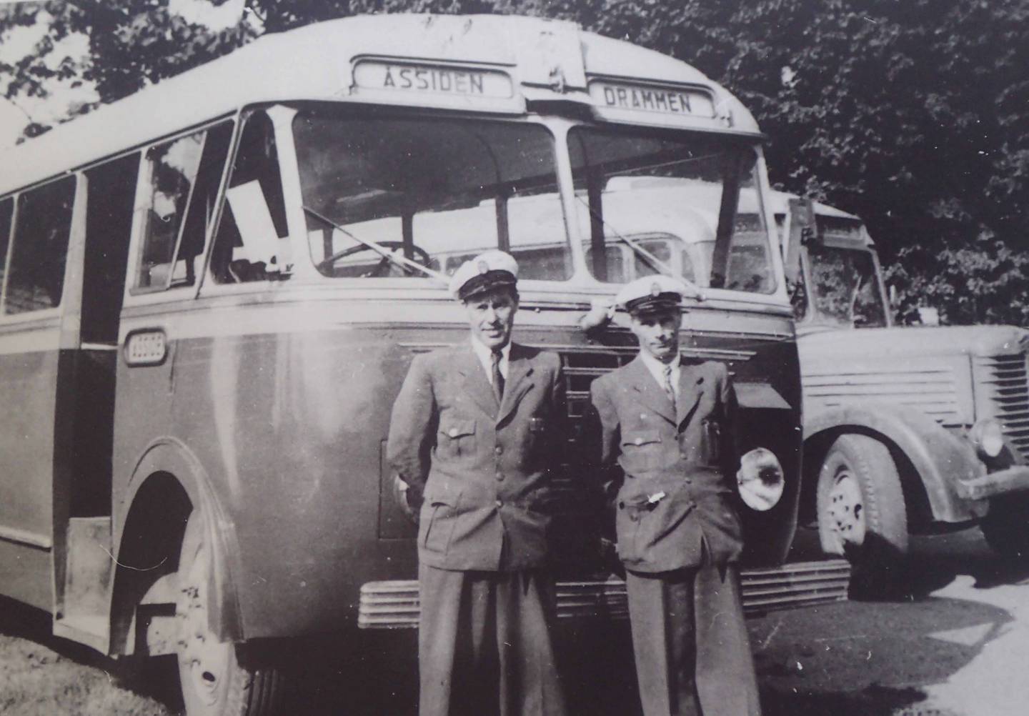 Åssiden hadde eget busselskap, og her ser vi Johs. Wold og Kristian Jansen på bildet som er tatt for rundt 70 år siden. Utlånt fra Tor Adler Knudsens fotosamling. 19.05.21.-119