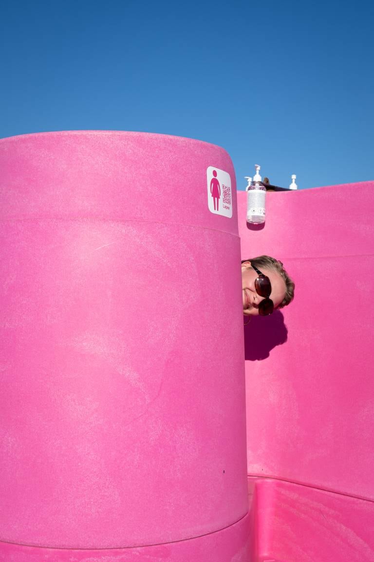 De rosa urinalene skal hjelpe på lange dokøer, og bidra til en mer likestilt festivalhverdag.