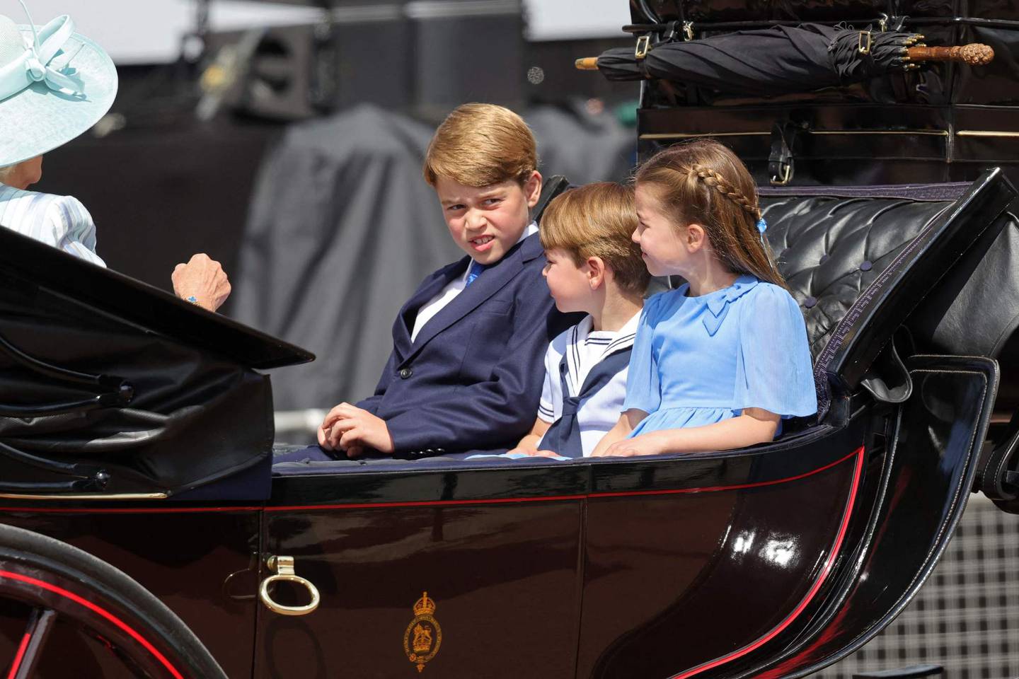 Også lille prins George, prins Louis og prinsesse Charlotte viste seg på vogntur.