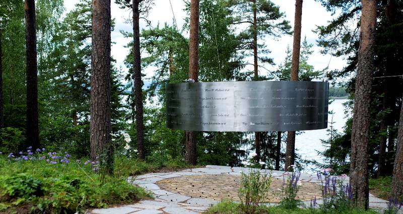 På dette minnestedet står navn til døde på Utøya i 2011. FOTO: MELISA FAJKOVIC