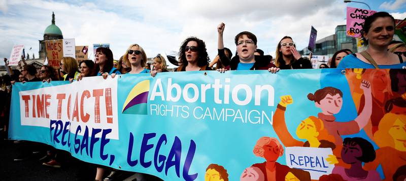 Abortspørsmålet vekker sterke følelser i Irland foran folkeavstemningen i mai. Hvem som påvirker debatten er også blitt et tema i kjølvannet av Facebook-skandalen. Her fra en tidligere demonstrasjon for abort i Dublin.