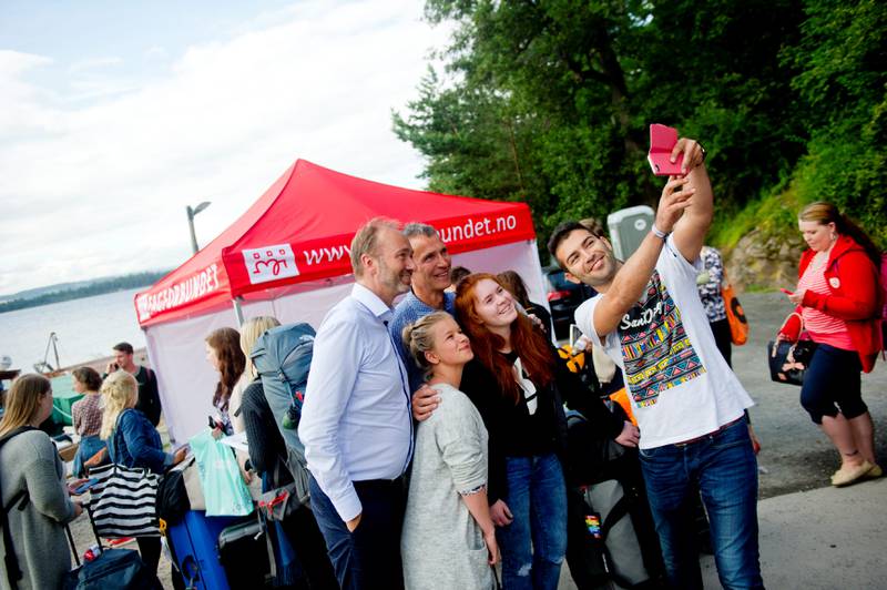 AUF-leder Mani Hussani (t.h.) og to AUF-ere tar selfie med besøket Trond Giske (t.v.) og Jens Stoltenberg. FOTO: JON OLAV NESVOLD/NTB SCANPIX