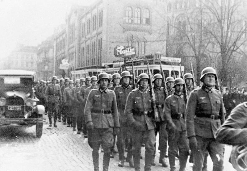 Krigen i Norge etter tysk invasjon 9. april 1940. 
Oslo april 1940. Tyske tropper marsjerer på Karl Johans gate.
WW2 - Norway. The German attack on Norway.  German troops marching on Karl Johans street.