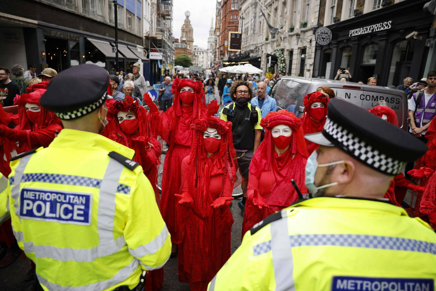 «Red Rebel Brigade», «den røde opprørstroppen» er en internasjonal gruppe aktivister som bruker performance som virkemiddel. Her på en Extinction Rebellion-demonstrasjon i London i 23. august 2021, der politioppbudet var stort.
