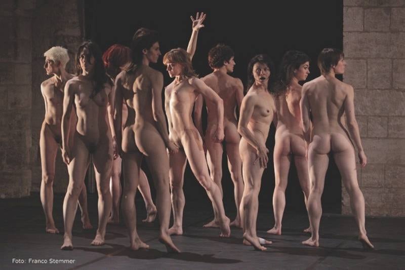 Ballet de Nord opptrer nakne på scenen i Sandnes kulturhus med sin forestilling «Tragédie»19. april.