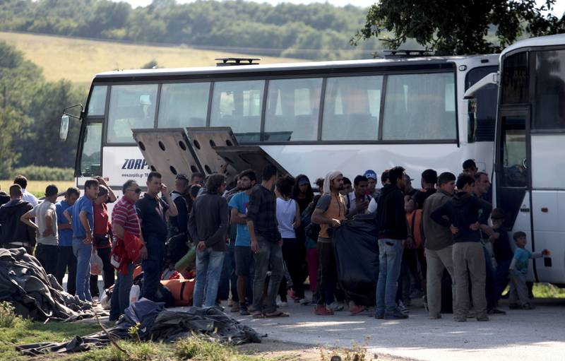 BUSSLAST: En rekke busser ble fylt opp med flyktninger og kjørt bort i går. FOTO: NTB SCANPIX