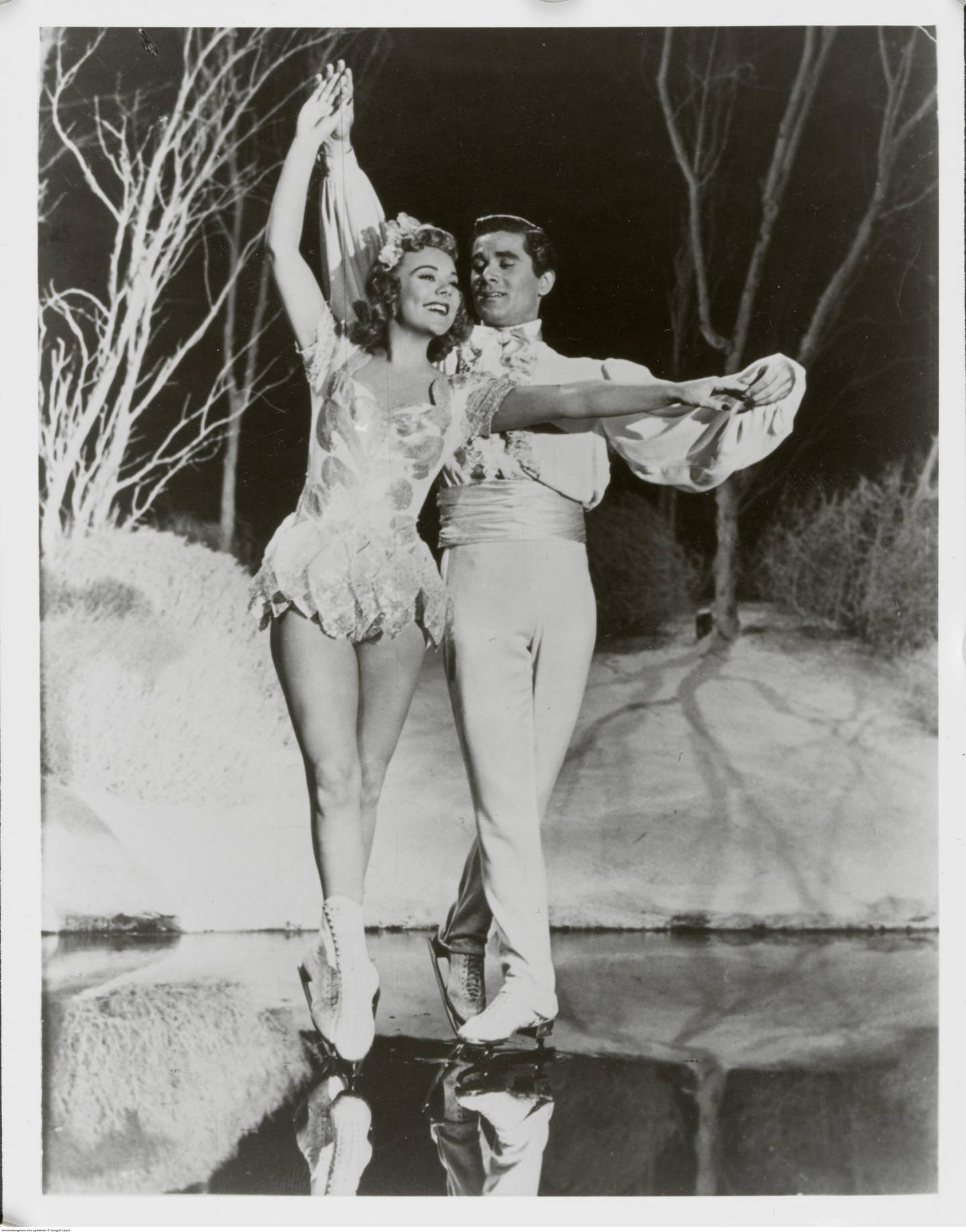 Sonja Henie (1912  1969). Sonja Henie og John Payne i filmen Sun Valley Serenade, Høyfjellets sang, fra 1941. Filmen vises fremdeles hver eneste dag på en liten kino i det faktiske feriestedet Sun Valley i Idaho. ( fra Arbeiderbladet) 