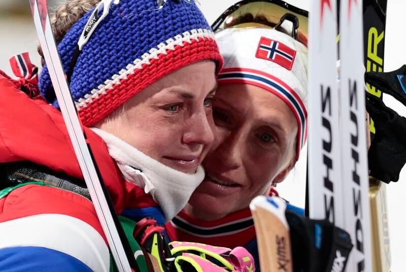 Astrid Uhrenholdt Jacobsen trøstes av lagets mor og ankerkvinne, Marit Bjørgen.
