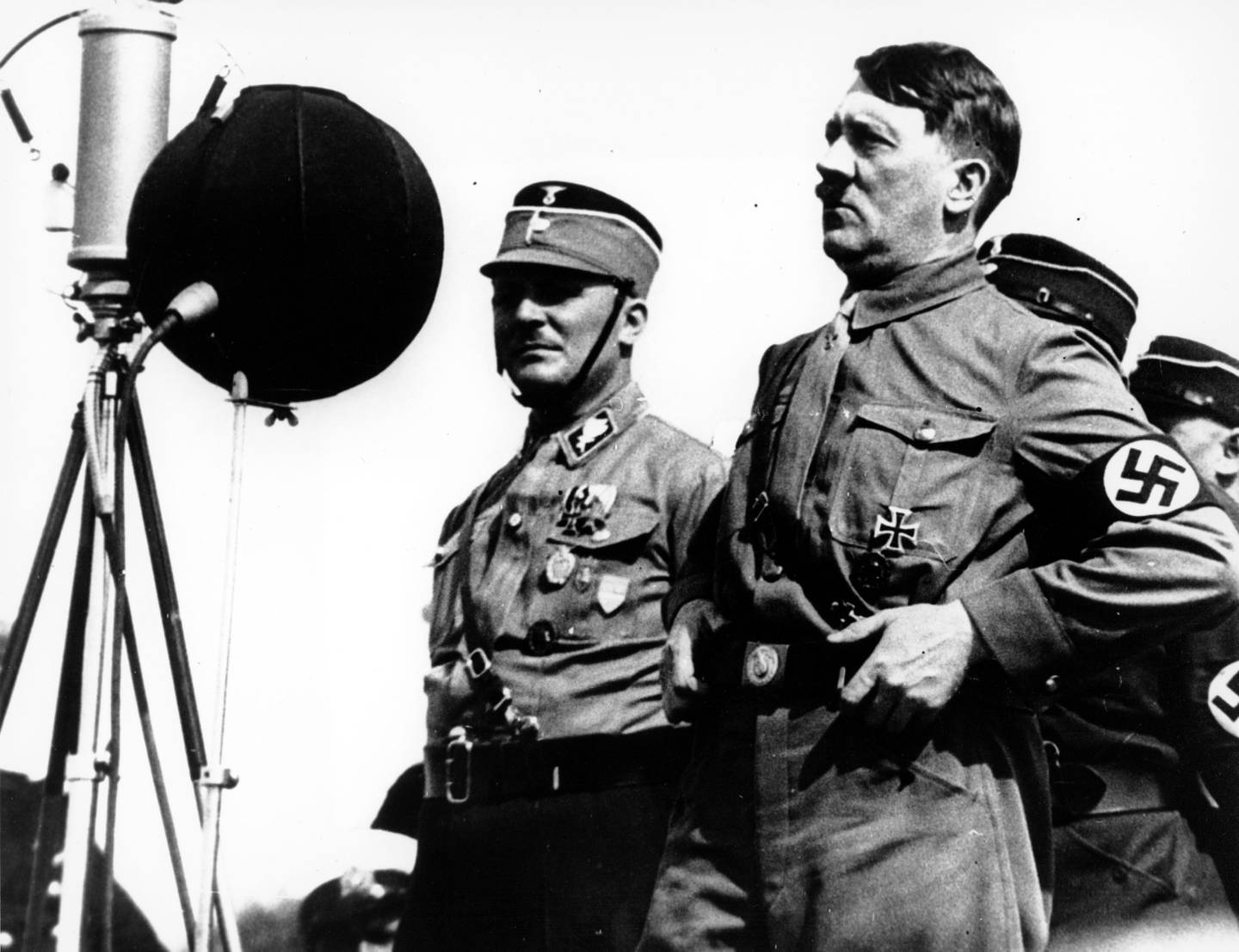 Dressen er borte. Den tyske statsministeren Adolf Hitler taler til 30.000 av sine uniformerte tilhengere i Kiel 7. mai 1933.