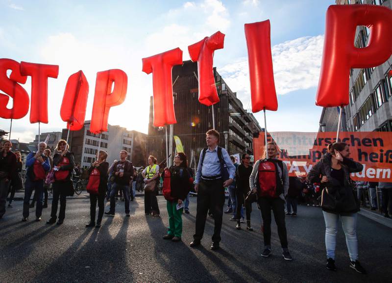 Forhandlingene om frihandels­avtalen mellom EU og USA, TTIP, henger i en tynn tråd. Her protester i Berlin.