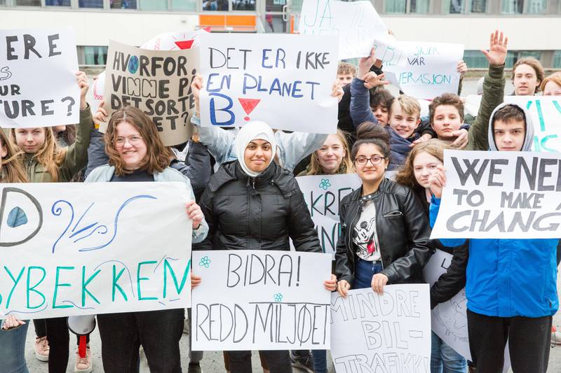Et tjuetalls ungdommer fra Bytårnet skole deltok i et demonstrasjonstog fra skolen og til rådhuset i forbindelse med klimastreiken fredag 22. mars.
