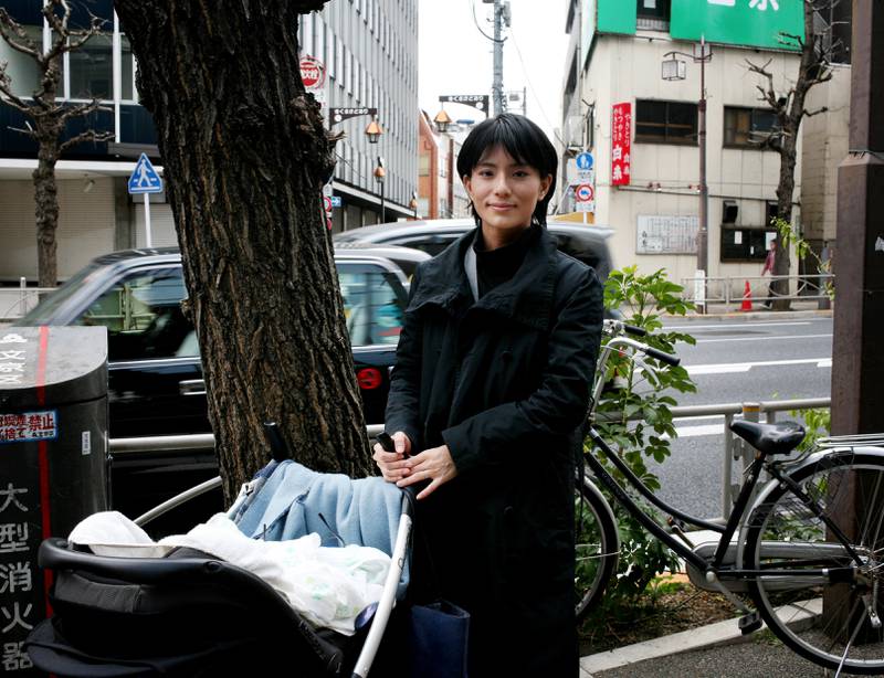 Madoka Nakano skrev bok om dilemmaet hun møtte da hun som ambisiøs nyhetsjournalist fikk sitt første barn. Japanske fedre har rause permisjonsordninger, men bruker de ikke.