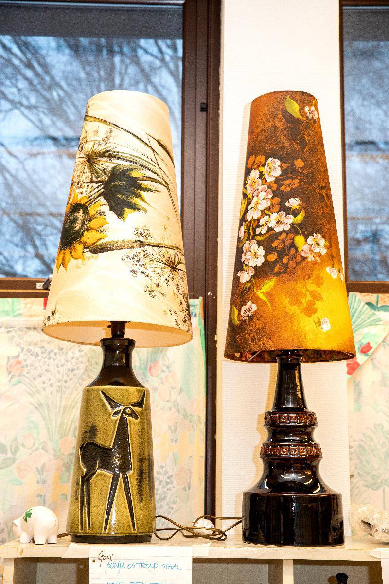 Her ser du lamper designet av Otto Mulders for AWF og Trifa. Foreningen Haldenkeramikk er på stadig jakt etter lampeskjermer og stativer til disse lampene, så skulle noen ha noe slikt liggende er det bare å ta kontakt. Foto: Kai Hovden