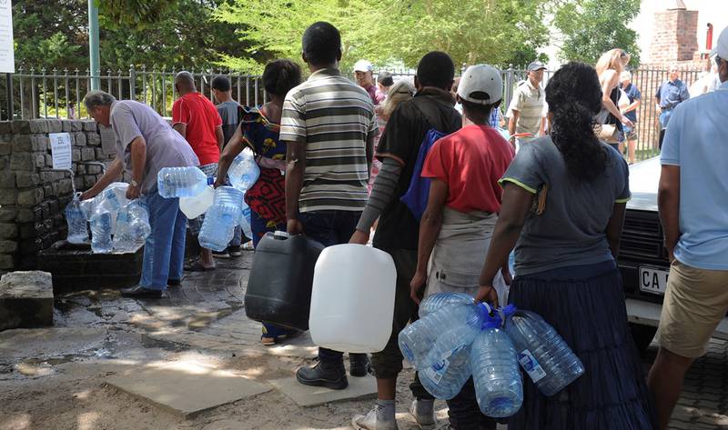Folk i kø ved en vannpost i Cape Town under vannkrisen tidligere i år. Om 30 år kan så mange som fem milliarder mennesker være rammet av vannmangel.