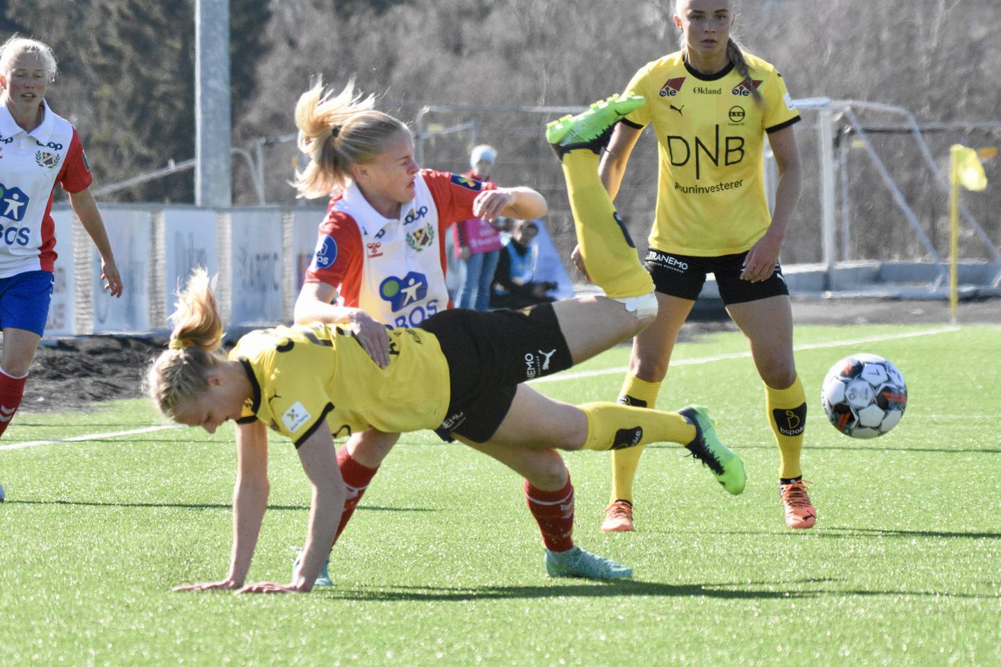 Det var hard kamp om ballen under oppgjøret mellom Kamilla Melgårds Lyn og LSK Kvinner på Grorud andre påskedag.