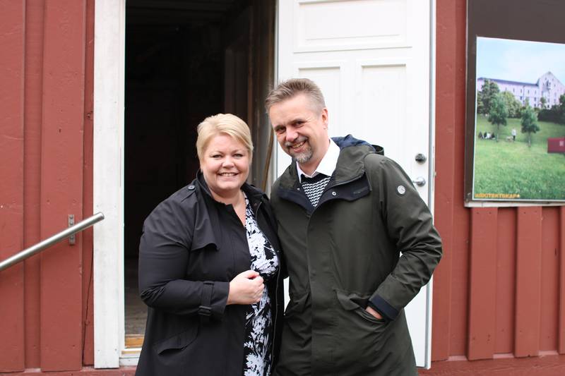 Byråd for næring og eierskap, Marthe Scharning Lund (Ap) og leder av Lille Tøyen fotballklubb, Andreas Fætten.