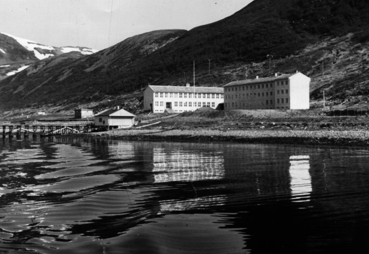 Langstrand internat på Sørøya tok fra 1954 imot 60 barn. Internatets første bestyrer ble tidlig frustrert over arbeidsmengden og gikk ut i nasjonale medier for å varsle.