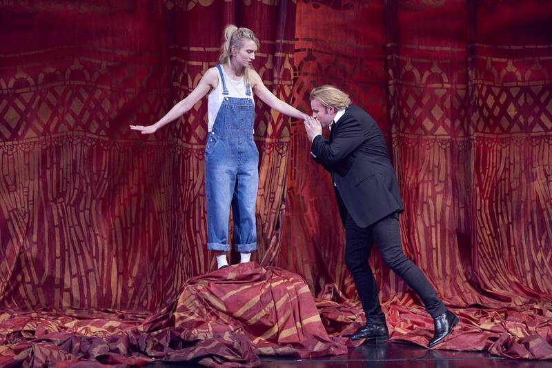 Don Juan forfører bondejenta Charlotte (Birgitte Larsen) i «Don Juan» på Nationaltheatret.