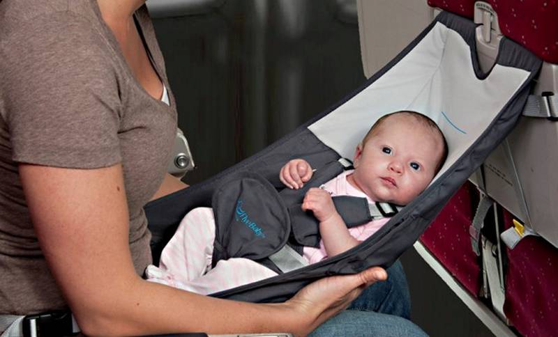 FlyeBaby er en liten «hengekøye» som kan brukes i flyet eller som sitteanretning for større babyer på voksenstoler. Fra 0–18 md. (Pris: 799 kr, utleiepris fra 289 kr, barnombord.no)