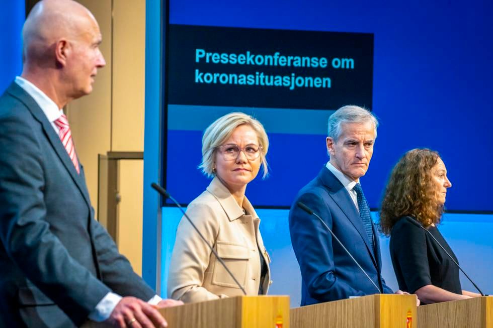 Helsedirektør Bjørn Guldvog (til venstre) og folkehelsedirektør Camilla Stoltenberg (til høyre) får ikke lenger være med på regjeringskonferansen. 
Foto: Heiko Junge / NTB