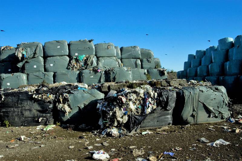 Det viste seg at det er Fredrikstad kommune sitt eget avfallsselskap Frevar som er ansvarlige for husholdningsavfallet som lagres utendørs på Øra. Nå stiller kommunen krav til at ikke mellomlagring av importert søppel gjøres på samme måte, men at det lagres innendørs.
