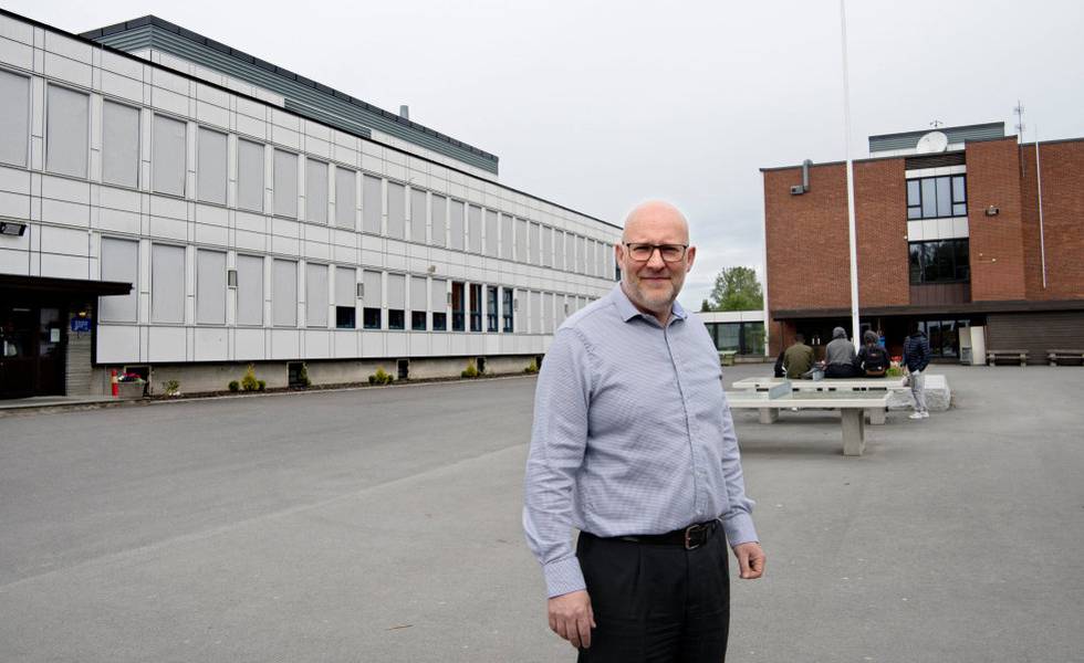 Rektor David Dunlop ved Ulsrud videregående skole vet ikke om han har råd til å ansette flere miljø­arbeidere fra høsten. Utdanningsetaten har ikke satt av ekstramidler til Ulsrud.