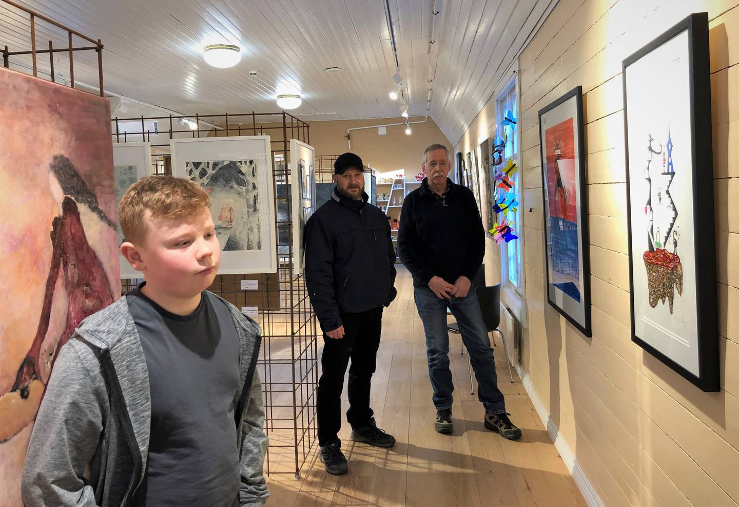 Jonas Søderlund Berg (12) har kontrakt med Galleri 1845 ut mars og er den yngste utstilleren galleriet i Gamlebyen har hatt til nå. Bak: Pappa Thomas Berg og medeier Øivind Aronsen i galleriet.