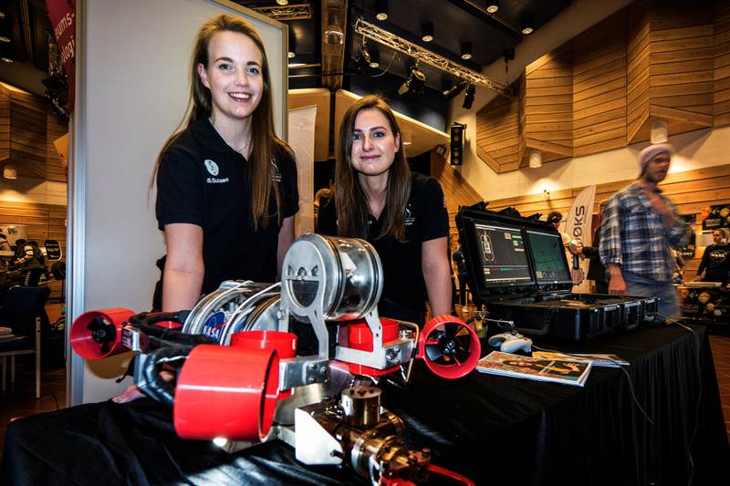 Vivian Salanto og Maria Dahl går tredje året på maskiningeniør, et studie hvor kun 18 prosent av studentene er kvinner. Foto: Roy Storvik
