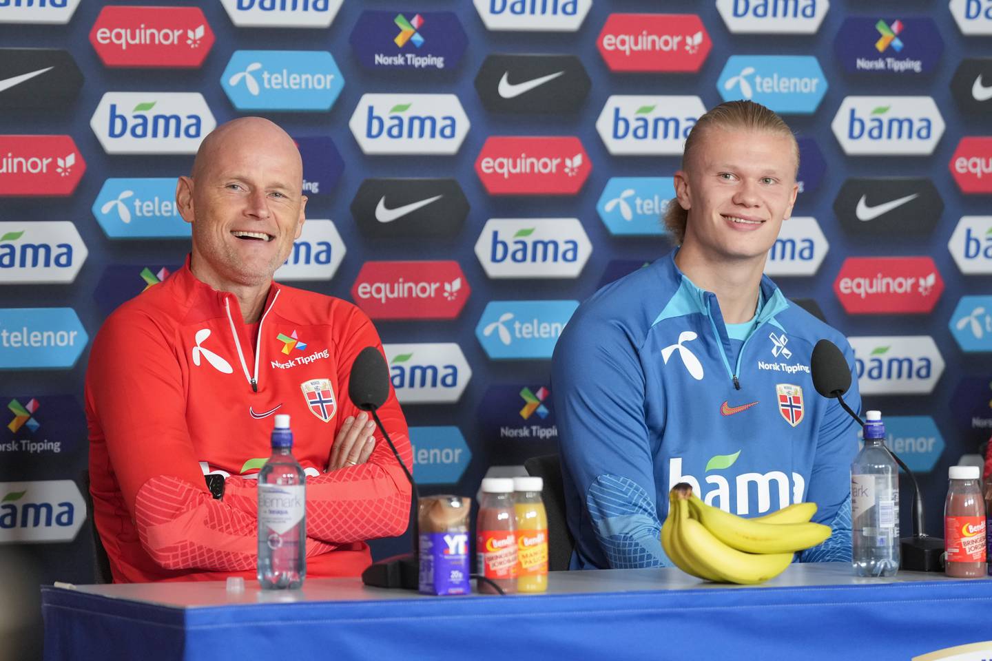 Landslagssjef Ståle Solbakken og Erling Braut Haaland under pressekonferansen på Ullevaal stadion onsdag.