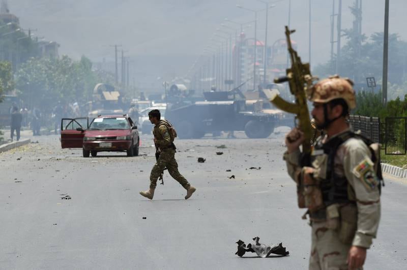 19 personer ble skadd, men ingen drept, da Taliban angrep parlamentet i Kabul i går. Ingen folkevalgte ble skadd. Alle Taliban-opprørerne ble imidlertid drept. FOTO: SHAH MARAI/NTB SCANPIX