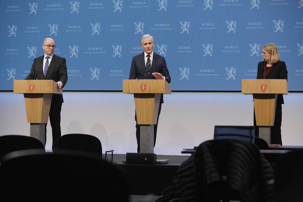 Forsvarsminister Odd Roger Enoksen, statsminister Jonas Gahr Støre og utenriksminister Anniken Huitfeldt under en tidligere pressekonferanse om Ukraina-situasjonen.